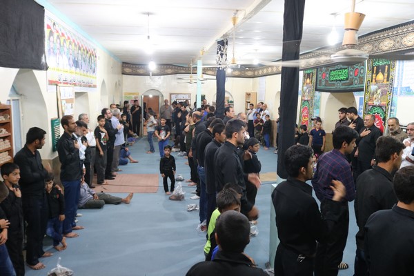 سینه زنی با شکوه در شب عاشورا حسینی در مسجد امام خمینی (ره)